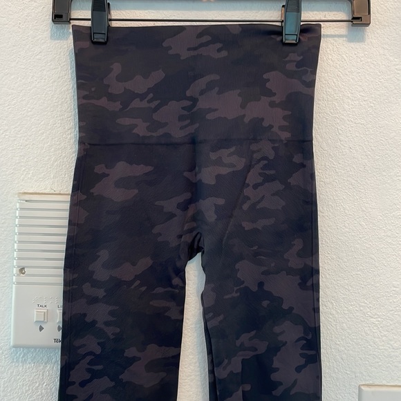 Spanx seamless leggings black camouflage in petite small - Picture 6 of 9